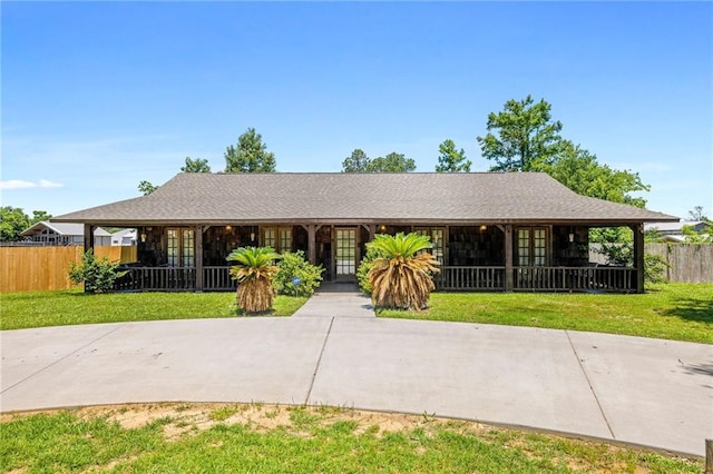 ranch-style house featuring a front lawn