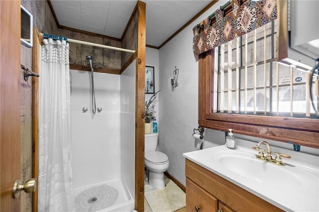 bathroom with toilet, crown molding, a shower with shower curtain, and vanity