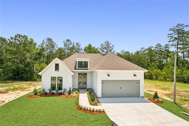 view of front facade featuring a front yard and a garage