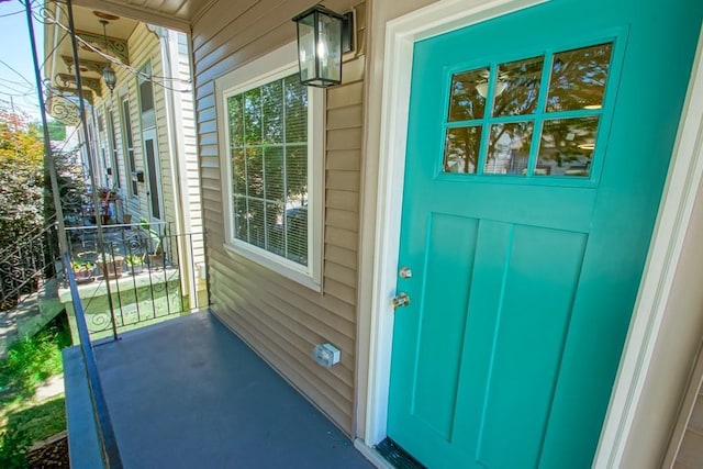 doorway to property featuring covered porch