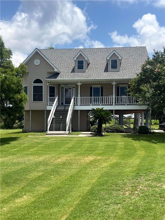 view of front facade featuring a front lawn