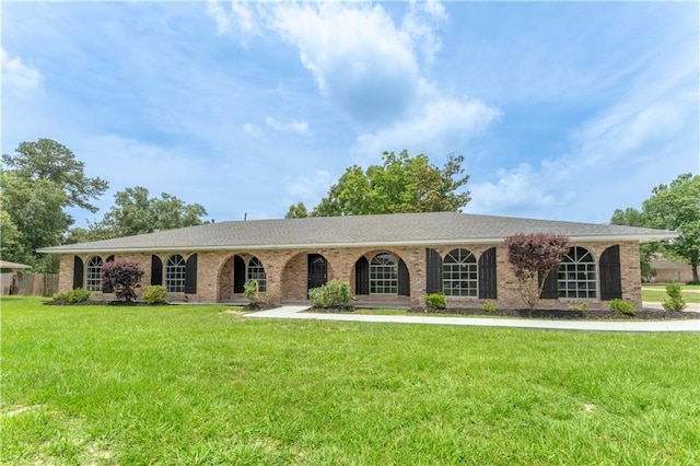 single story home featuring a front lawn