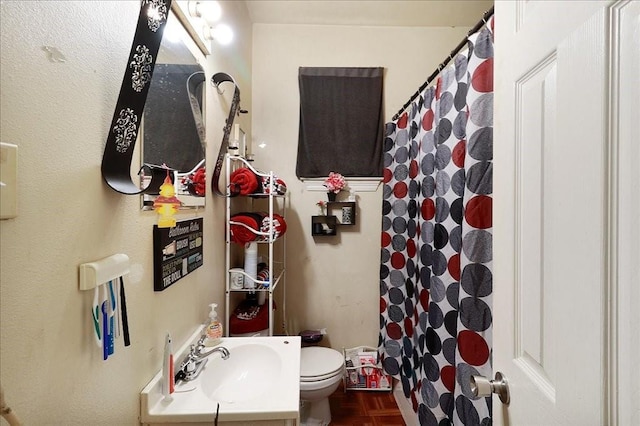 bathroom with a shower with curtain, sink, parquet floors, and toilet