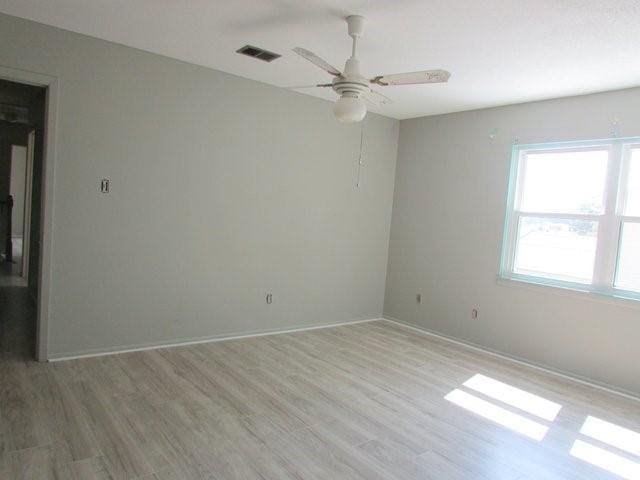 empty room featuring light hardwood / wood-style flooring and ceiling fan