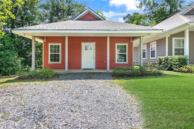 view of front facade featuring a front yard and covered porch