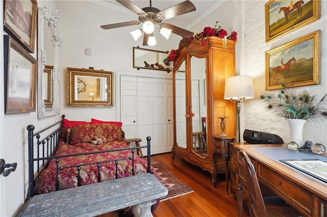 sitting room featuring crown molding, ceiling fan, and dark wood-type flooring