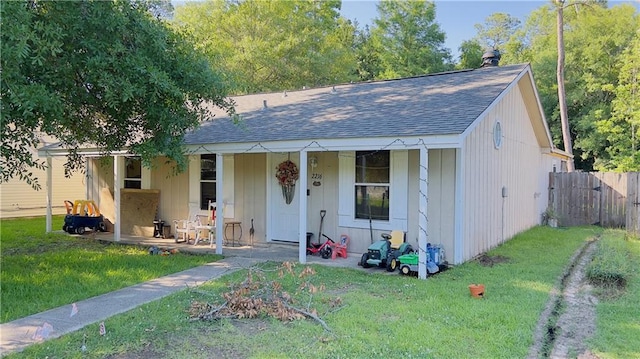 view of front of home with a front lawn