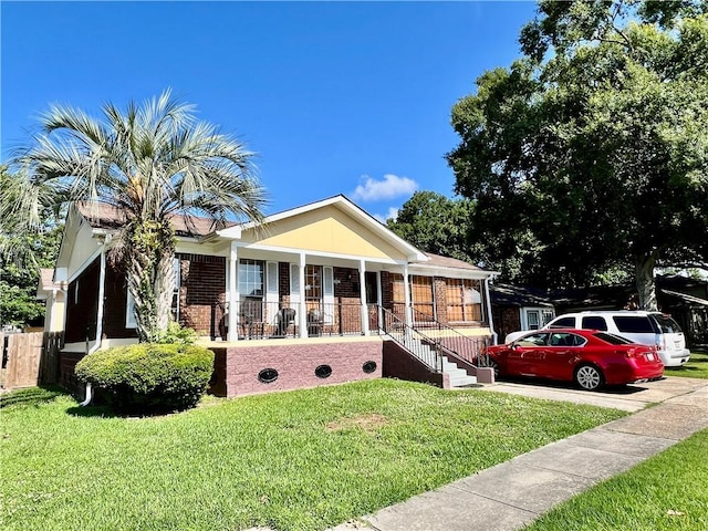 view of front facade featuring a front lawn and covered porch