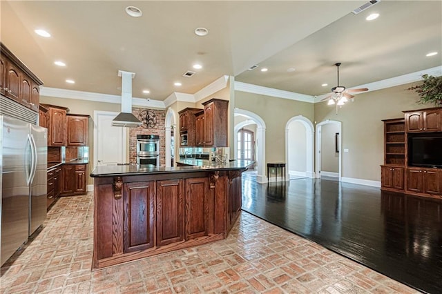 kitchen with appliances with stainless steel finishes, light hardwood / wood-style flooring, ceiling fan, and crown molding