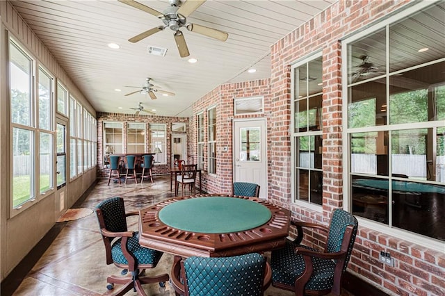 sunroom with ceiling fan