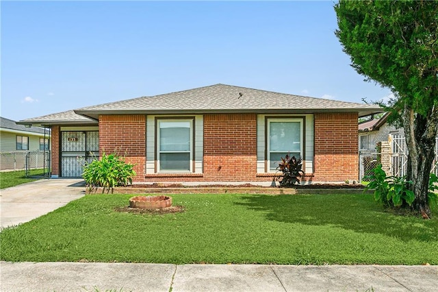 view of front facade featuring a front lawn