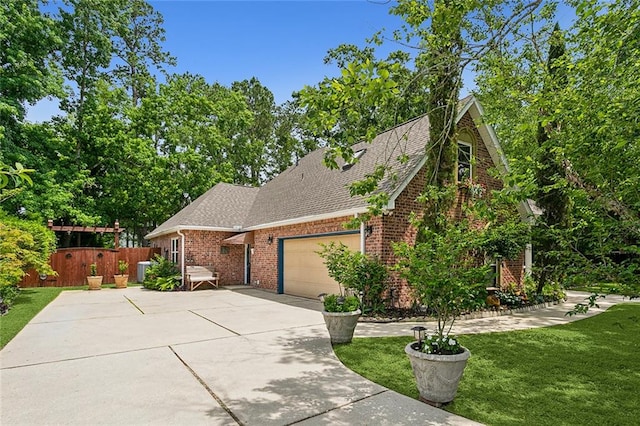 view of front of home featuring a front yard and a garage