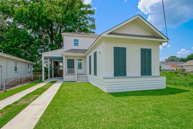 view of front of house featuring a carport, a front lawn, and a shingled roof