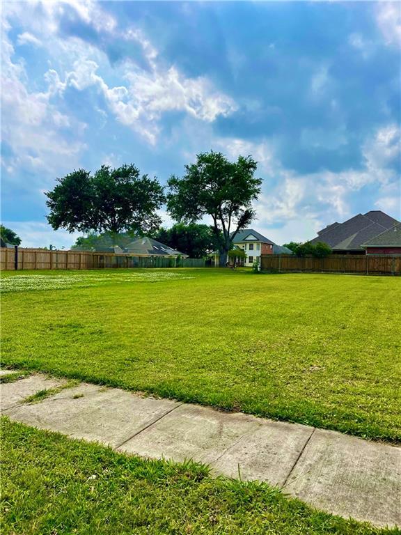 18 E Queens Ct, Chalmette, LA 70043