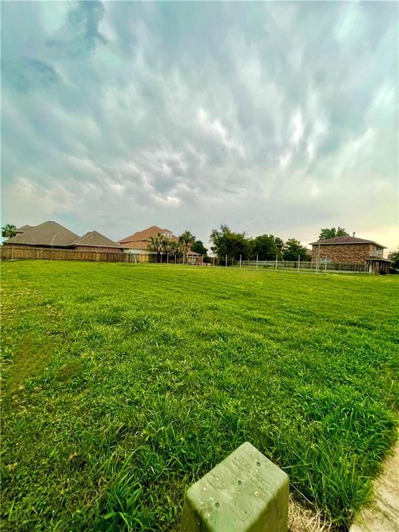 18 E Queens Ct, Chalmette, LA 70043