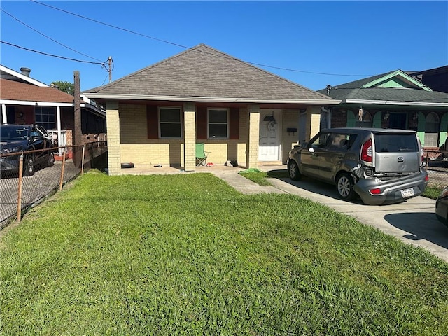 view of front facade featuring a front yard