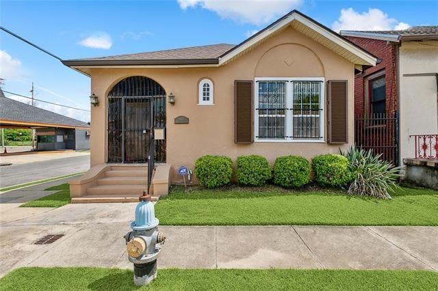 view of front of house with a front yard