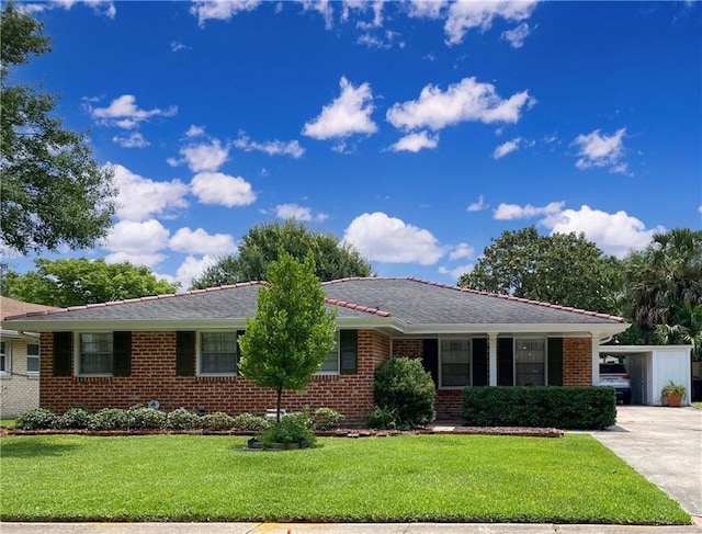 ranch-style house featuring a front lawn