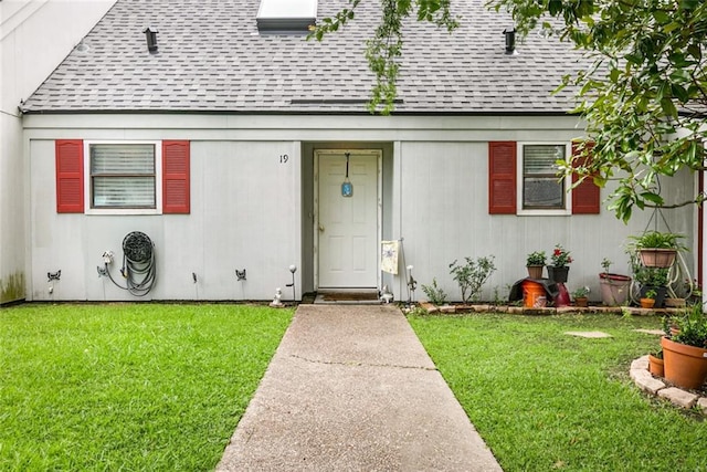 view of front of property featuring a front lawn