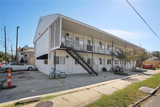 3300 Baronne St, New Orleans, LA 70115 - view of building exterior featuring stairway