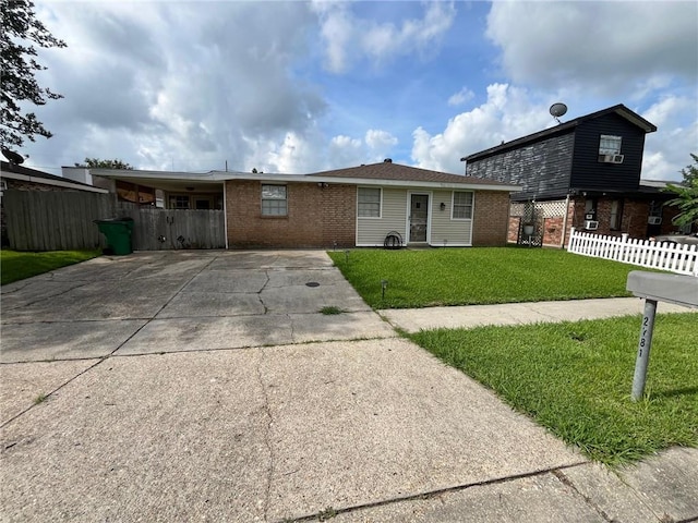 view of front of property featuring a front lawn