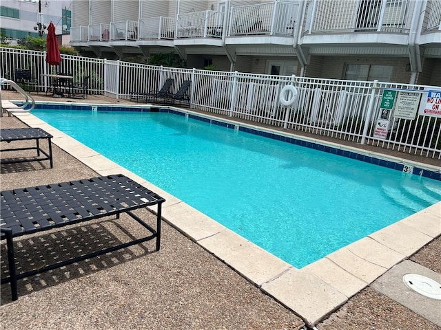 view of swimming pool