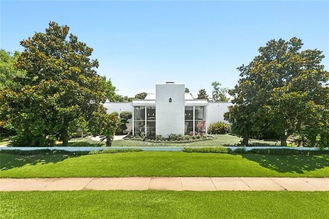 view of front of property featuring a front yard