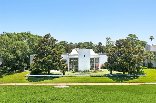 view of front of property with a front yard