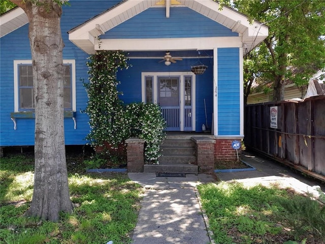 view of front of house with fence and covered porch