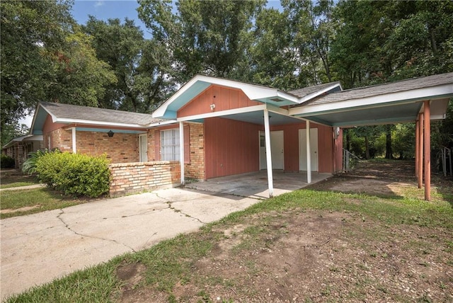 view of front of home featuring a carport