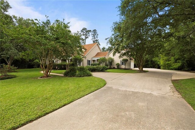 view of front facade with a front yard