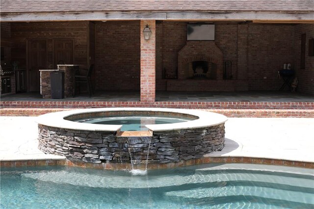 view of swimming pool with an in ground hot tub