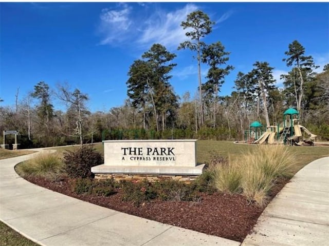 view of community / neighborhood sign