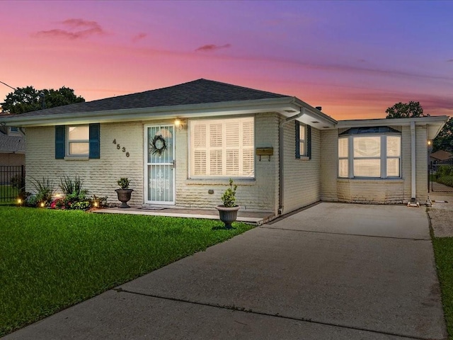 view of front facade with a lawn