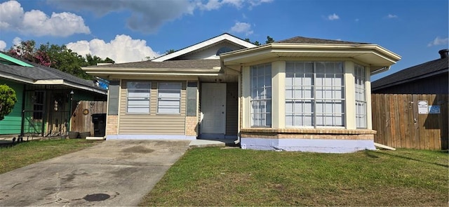 view of front of property with a front yard