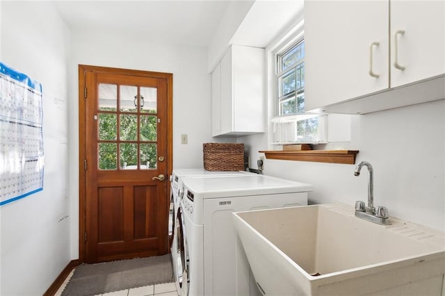 laundry area featuring a healthy amount of sunlight, cabinets, independent washer and dryer, and sink