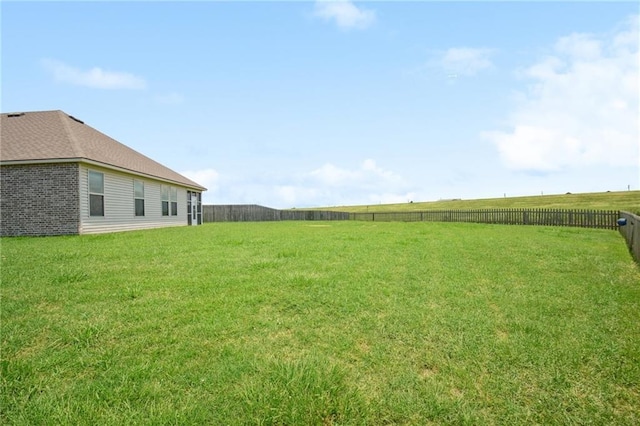 view of yard featuring a rural view