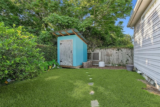 view of yard featuring a storage shed