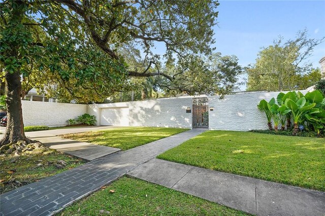 view of front of property featuring a front lawn