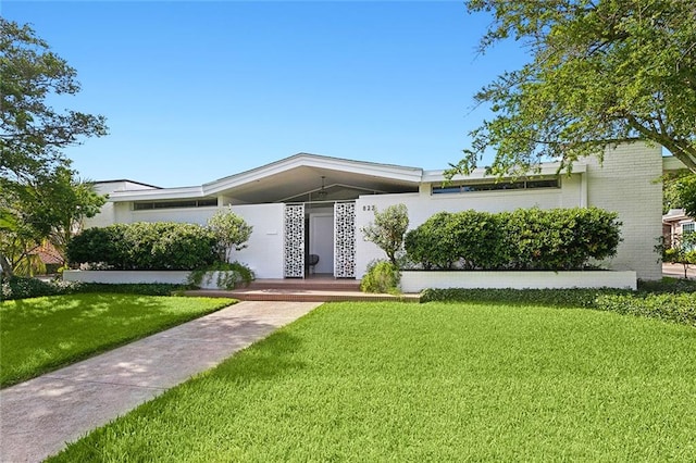 view of front of home featuring a front lawn