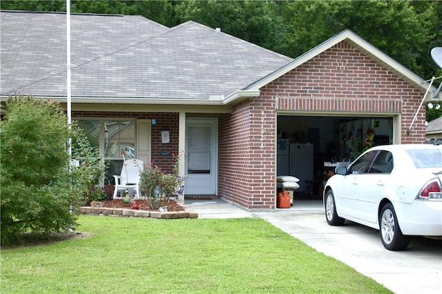 view of front of home featuring a front yard and a garage