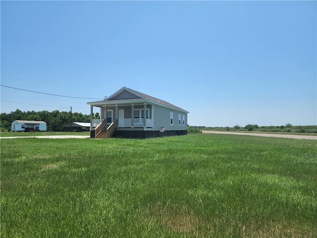 view of front of property featuring a front yard and covered porch