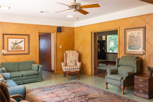 sitting room with ceiling fan