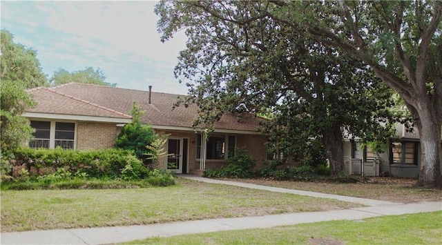 view of front of home featuring a front yard