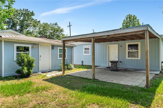 5611 Arts St, New Orleans, LA 70122 - rear view of house with a yard