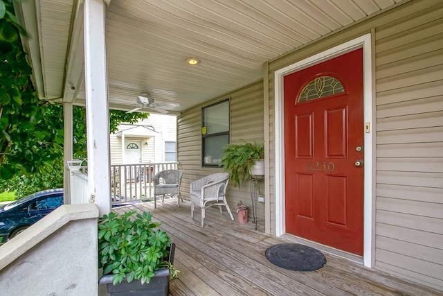 doorway to property with ceiling fan