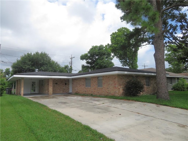 view of front of house featuring a front yard