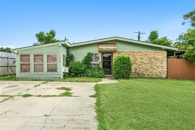 view of front of property with a front yard