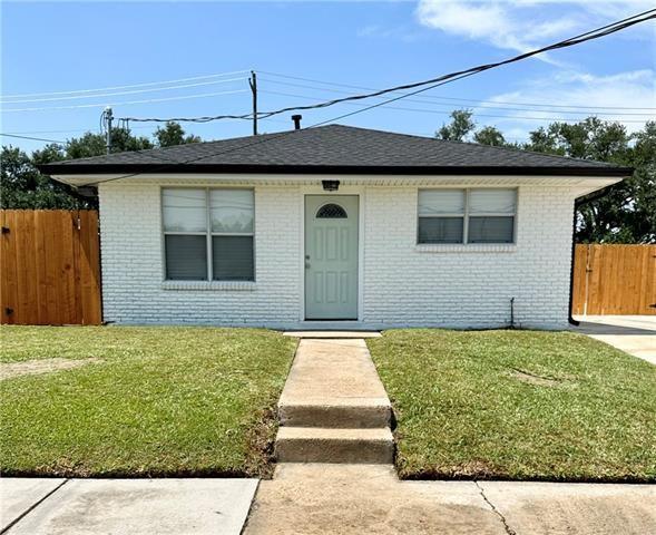 view of front of property with a front lawn