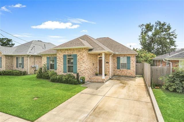 single story home featuring a front lawn